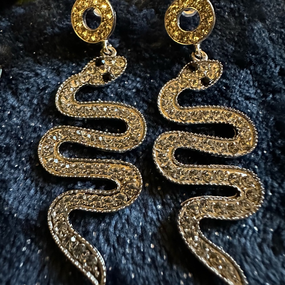 Super fun lightweight snake sparkly drop earrings.  🐍